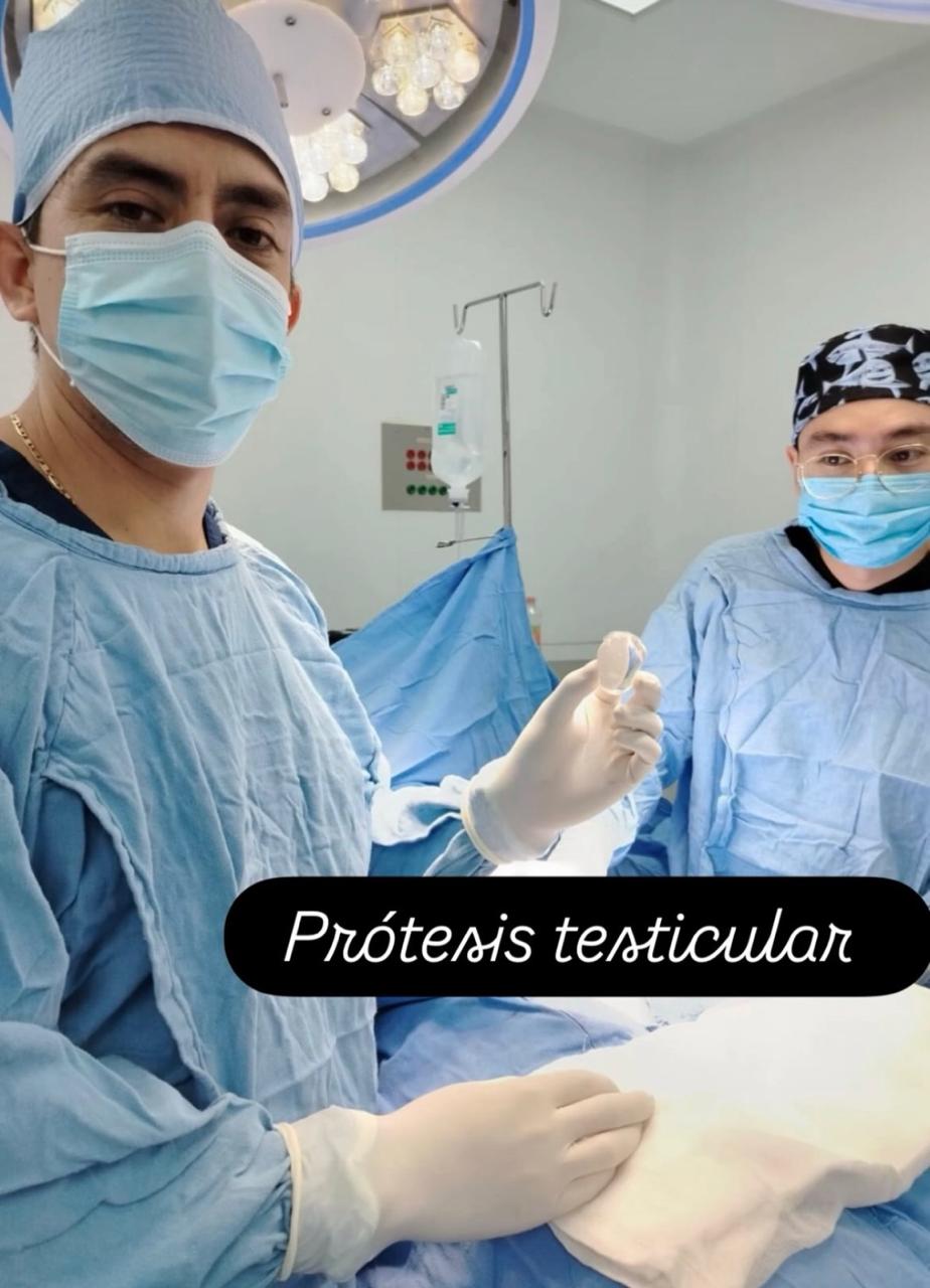 Prótesis testicular en quirófano